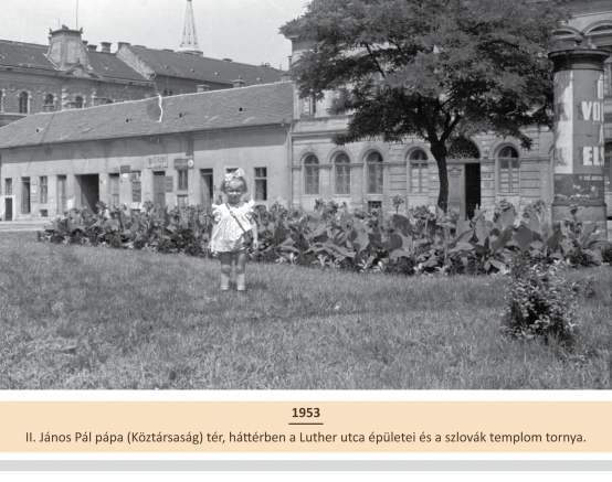II. János Pál pápa (Köztársaság) tér, háttérben a Luther utca épületei és a szlovák templom tornya.